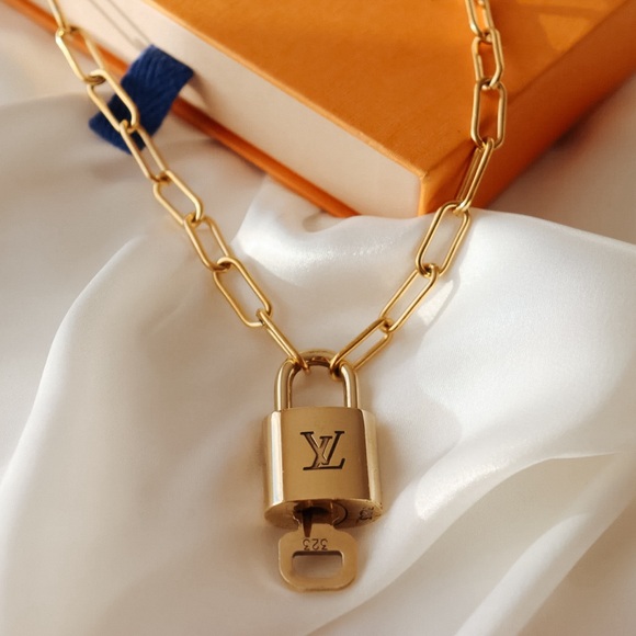 LV Lock & Key necklace Box set - Picture 6 of 11